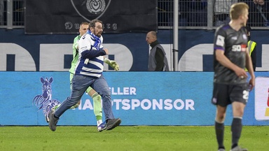 Irre Szene! Duisburg-Fan will auf Schiri losgehen Irre Szene! Duisburg-Fan will auf Schiri losgehen