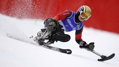 Forster fliegt im Monoski zu Medaillen-Hattrick