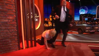 Vosgröne hängt plötzlich am Bein von Raab