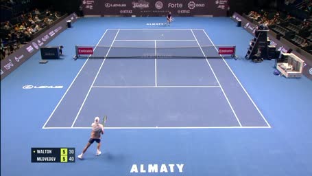 Highlights: Medvedev kämpft sich ins Viertelfinale