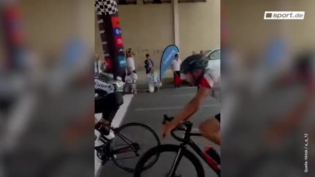 Zu früh gefreut! Irrer Ziel-Crash bei Radrennen