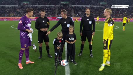 Freches Einlaufkind sorgt für Lacher bei BVB-Spiel Freches Einlaufkind sorgt für Lacher bei BVB-Spiel