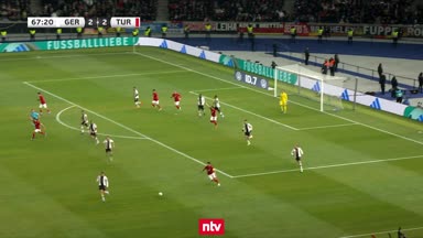 Elfmeter! Trapp mit den Fingern dran