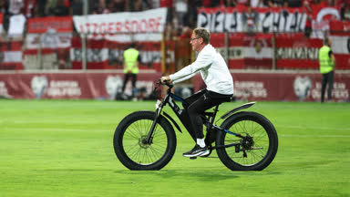 Kurios: Warum radelt Rangnick hier über den Rasen?
