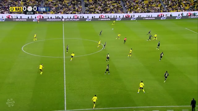 Ronaldo knallt wuchtigen Volley an die Latte