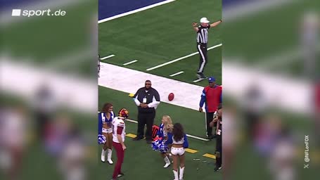 Cowboys-Kicker trifft Cheerleaderin am Kopf
