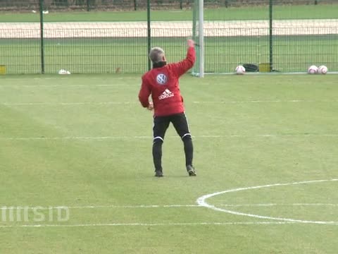Spaßvogel Littbarski beim ersten Training knallhart