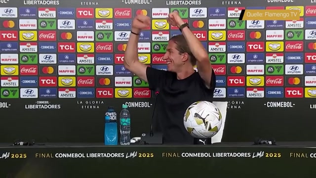 Flamengo-Spieler stürmen Pressekonferenz