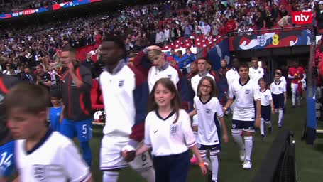 Mitfavorit England patzt