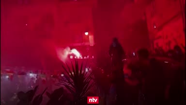 Pyro-Show und Applaus: So ehrt Neapel Maradona