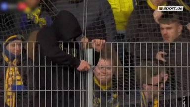 Ultras schrauben einfach den Zaun ab Ultras schrauben einfach den Zaun ab