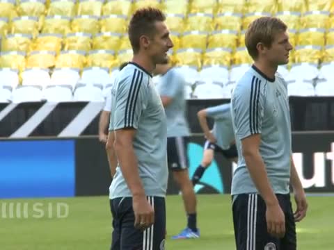 Löw in Stürmer-Not: Klose droht für WM-Quali auszufallen