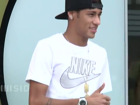 Hunderte Fans feiern Neymar in Barcelona