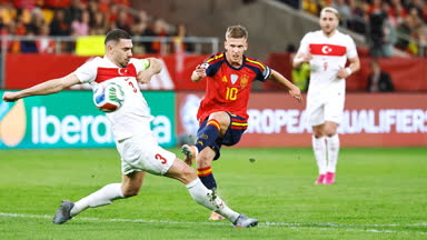 Spanien rettet Remis dank Ping-Pong-Tor Spanien rettet Remis dank Ping-Pong-Tor