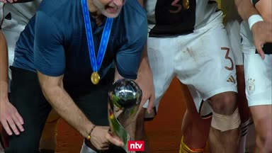 Toller Moment! U17-Kapitän Darvich lässt Wück den Vortritt