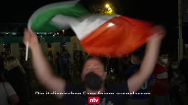 Tifosi feiern den Auftaktsieg gegen die Türkei