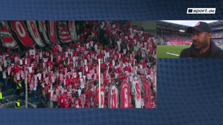 Fortuna-Fans begrüßen ihre Mannschaft mit Choreo