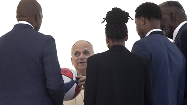 Papst Leo zaubert mit den Harlem Globetrotters