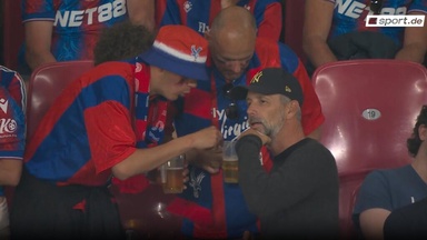 Marco Rose trinkt Bier mit englischen Fans