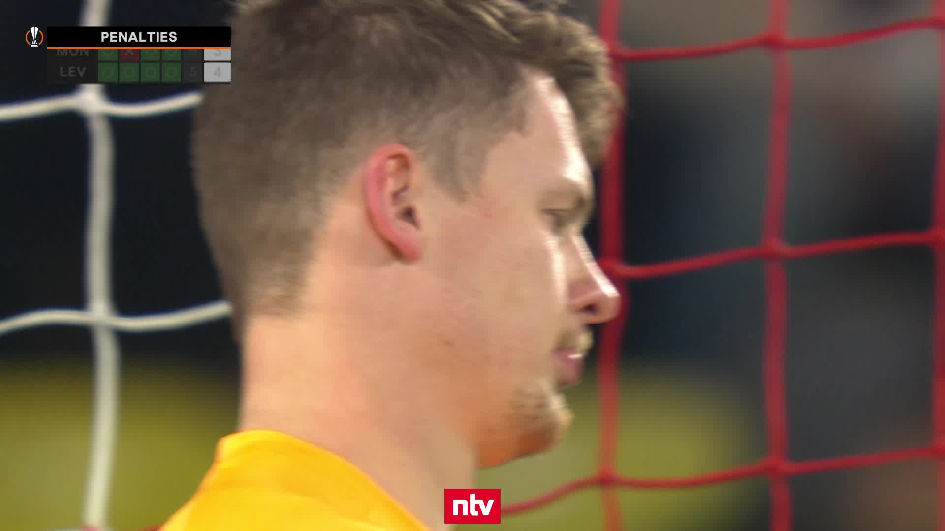 Bayer versenkt den entscheidenden Elfmeter!