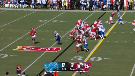 Magic Mahomes spielt Behind-the-Back-Pass!