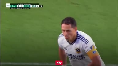 Peinlicher Elfer-Fail von Javier Hernández