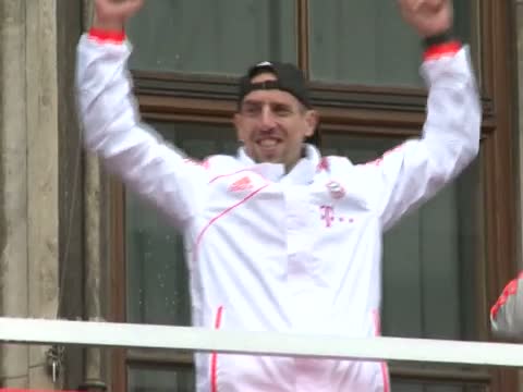 FC Bayern verlängert Verträge mit Ribéry und van Buyten