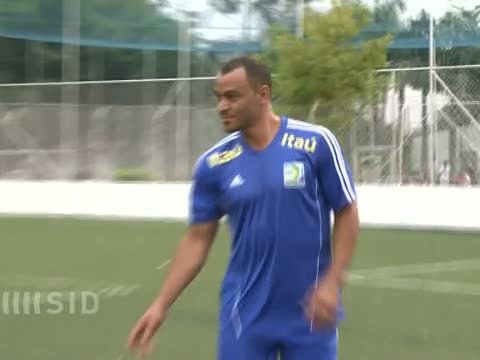 Fußball-Idol Cafu hilft Kindern in Armenviertel