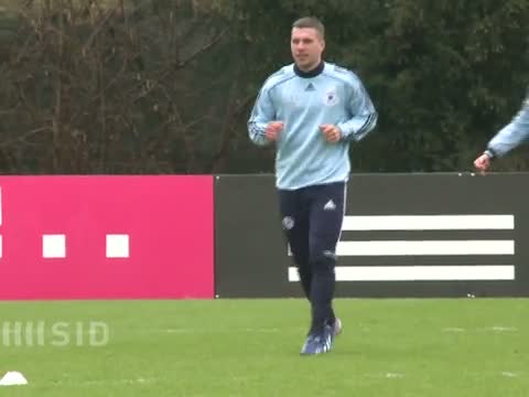 108. Länderspiel: Podolski zieht mit Klinsmann gleich