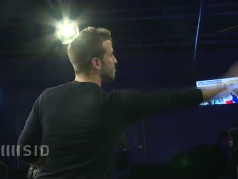 Van der Vaart trifft wieder - im Duell mit Darts-Legende Taylor