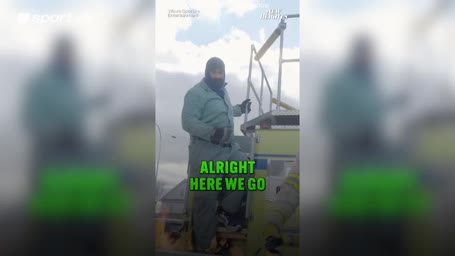 Jason Kelce springt durch brennenden Tisch