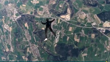 Hier springt Mick Schumacher aus dem Flugzeug