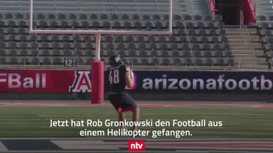Irrer Rekord! "Gronk" fängt Football aus Helikopter