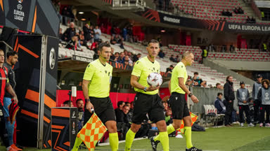 Die Luft ist raus: Kuriose Szene bei Freiburg-Spiel