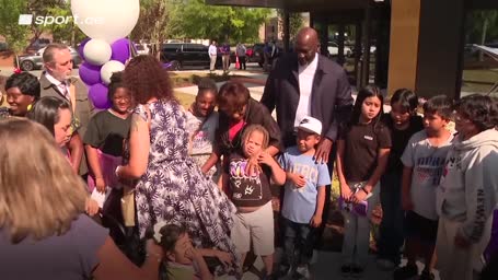 Michael Jordan weint bei einer Klinik-Eröffnung