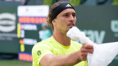 Werbetafel fliegt runter: Zverev sichtlich betroffen