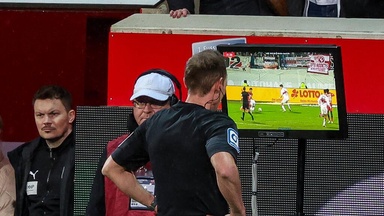 VAR-Warnung: Bitte nicht noch mehr! VAR-Warnung: Bitte nicht noch mehr!