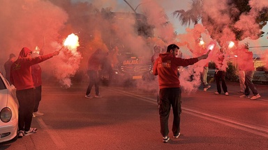 Gala-Fans mit spektakulärem Pyro-Empfang