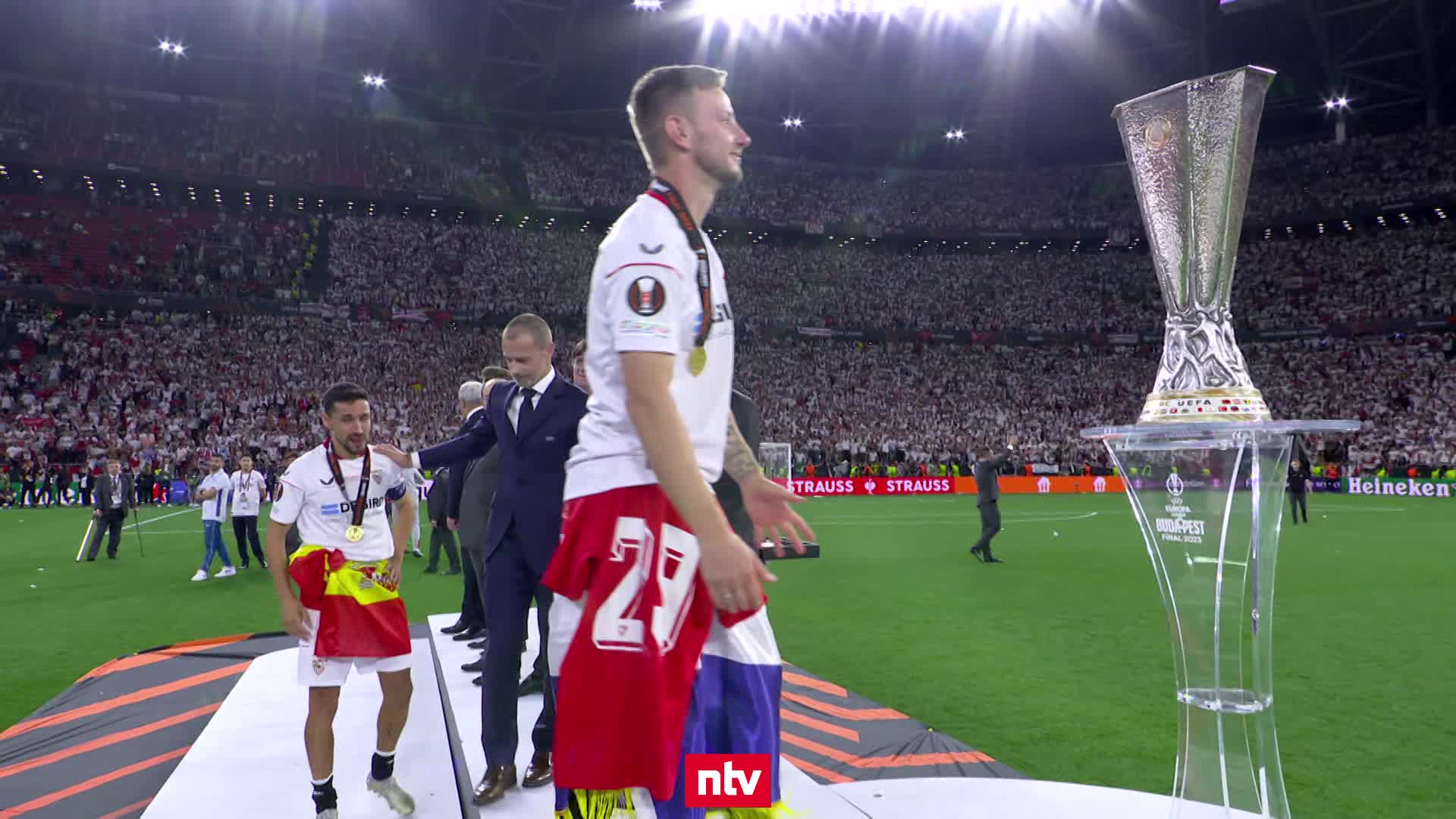 Sevilla nimmt den Pott entgegen