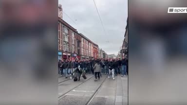 Schalke-Fans treten auf Passanten ein