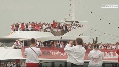 Freiburg-Fans stimmen sich mit Bootstour ein Freiburg-Fans stimmen sich mit Bootstour ein