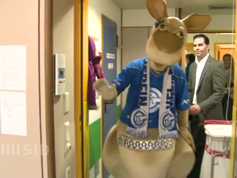 Gummersbacher Handballer auf Weihnachtsbesuch in Kinderklinik