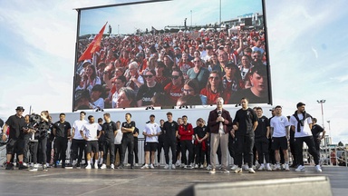 Freiburg-Fans feiern Team trotz Finalpleite