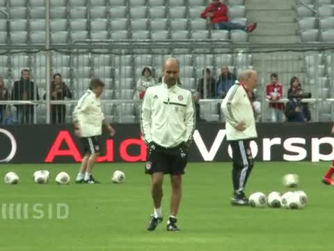 Pep Guardiola leitet erstes Bayern-Training