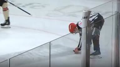 Puck ins Gesicht! Zähne von Schiri auf dem Eis verteilt