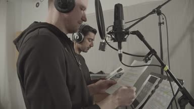 Sami Allagui & Maik Franz singen mit den Arche-Kids