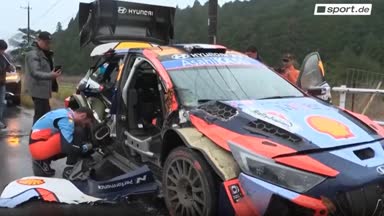 Heftiger Crash! Rallye-Pilot hat 'ne Tür ab