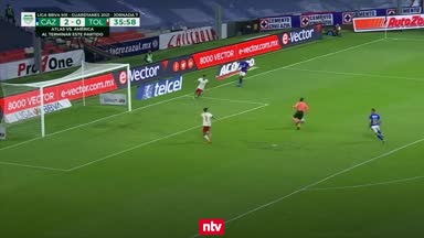 Kuriose Szene! Schiri verhindert Großchance