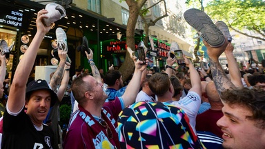 Fan-Party in Istanbul: Noch hat Villa die Nase vorn
