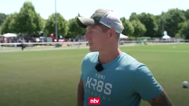 Für den guten Zweck: Kroos kickt mit Kindern